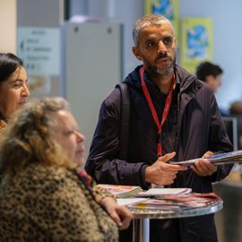 Une centaine de nouveaux Villejuifois, parmi lesquels de nombreuses jeunes familles, se sont retrouvées devant la médiathèque samedi 1er octobre pour visiter leur nouvelle ville (ballade en Tuk-tuk et visite du Théâtre...), recevoir leur kit de bienvenue et rencontrer leurs élu·e·s et partager leurs problématiques quotidiennes.[Photos Sylvie Grima]
