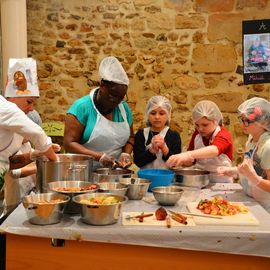 Des dizaines d'élèves d'élémentaires réunis pour la désormais traditionnelle Disco-soupe! Le principe: cuisiner à partir d'aliments invendus récupérés auprès des commerçants de la Ville. 