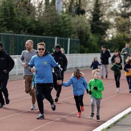 296 tours de piste bouclés lors du relais solidaire au stade Louis Dolly où des centaines de bénévoles, parents et enfants se sont rassemblés pour courir ensemble et découvrir de nouvelles activités sportives, sous le signe de la solidarité et de l’entraide.[Photos Alexandre Bonnemaison]