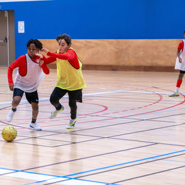 Le tournoi solidaire de Noël au profit des associations 94e Rue, Binkadi-so et Yacine Adli a encore été un franc succès cette année. Sur 3 jours, près de 1130 jeunes de 10 à 25 ont pu s'affronter sur le terrain de la halle Colette-Besson. Les matchs furent intenses mais le fair-play était aussi mis en valeur puisque des trophées ont été attribués aux joueurs et aux équipes représentant le plus les valeurs du sport![photos Sylvie Grima / Xiwen Wang]