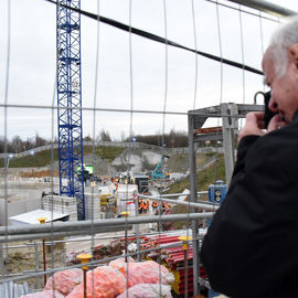 Des milliers de curieux se sont retrouvés autour du puits de la future gare pour découvrir les tunneliers et profiter des animations: ateliers, mise en lumière, spectacle pyrotechnique, live électro et gigot-bitume.