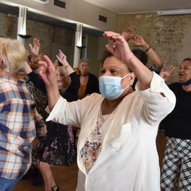 Zoom sur 2 temps forts de cette Semaine nationale des seniors: le spectacle de la compagnie de théâtre les Sans Âge, et la guinguette de clôture.