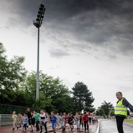Malgré la pluie, les élèves ont enchainé les tours de piste au stade Louis Dolly lors de la traditionnelle course d'endurance.[Photo Alex Bonnemaison]