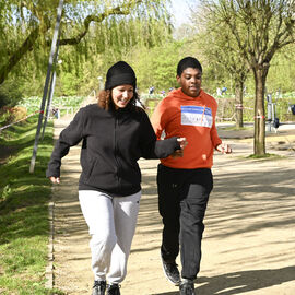 Dans le cadre de la semaine olympique et paralympique, mardi 2 avril, une centaine d’élèves de 6e de 4 collèges de Villejuif ont organisé dans le parc des hautes Bruyères une course en binôme avec un élève-guideur et un élève-guidé, les yeux masqués pour simuler le handicap. La course contre la faim vise à récolter des fonds pour Action contre la faim, pour des projets alimentaires dans le cadre de la solidarité internationale. [photos Lucile Cubin]