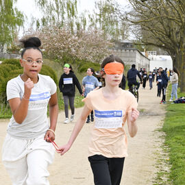 Dans le cadre de la semaine olympique et paralympique, mardi 2 avril, une centaine d’élèves de 6e de 4 collèges de Villejuif ont organisé dans le parc des hautes Bruyères une course en binôme avec un élève-guideur et un élève-guidé, les yeux masqués pour simuler le handicap. La course contre la faim vise à récolter des fonds pour Action contre la faim, pour des projets alimentaires dans le cadre de la solidarité internationale. [photos Lucile Cubin]