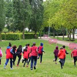 Le 9 mai, les collégiens ont couru dans le parc des Hautes Bruyères au profit de l'association Action Contre la Faim.Les élèves devaient rechercher des parrains (familles, voisins, proches, etc) qui les sponsorisent pour la course, en fonction du nombre de tours effectués!