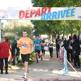 Une grande fête du sport avec près de 1500 coureur·se·s sur les 5/10km, courses jeunes et familles.Les vainqueurs des 10km ont battu le record de l'épreuve, avec la 8e meilleure performance mondiale chez les femmes!1700 euros ont été reversés à l’association Une maison au cœur de la vie, qui vient en aide aux familles dont les enfants sont hospitalisés à l’Institut Gustave-Roussy. Un grand merci aux 150 bénévoles, aux associations villejuifoises, et à tous les services de la ville.[Photos ©Anja Simonet / ©Raphaël Garnier]