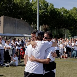 L’émotion était vive ce mercredi 6 juillet à l’occasion de la grande marche blanche organisée en la mémoire de Zinédine, jeune Villejuifois âgé de 16 ans mortellement fauché par un automobiliste vendredi dernier.Près d’un millier de personnes (famille, proches, amis, voisins, camarades du lycée, membres des clubs de football, citoyens…) sont venus lui rendre hommage. Tous vêtus de blanc, ils ont sillonné les rues de la ville entre le quartier Lamartine où il vivait et le stade Karl-Marx.[Photos Alex Bonnemaison] 