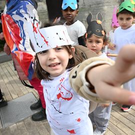 Un carnaval sur le thème du printemps pour les Accueils de Loisirs qui ont défilé dans Villejuif pour mettre de la couleur dans les rues.