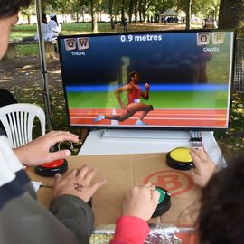 Une grande fête du sport avec près de 1500 coureur·se·s sur les 5/10km, courses jeunes et familles.Les vainqueurs des 10km ont battu le record de l'épreuve, avec la 8e meilleure performance mondiale chez les femmes!1700 euros ont été reversés à l’association Une maison au cœur de la vie, qui vient en aide aux familles dont les enfants sont hospitalisés à l’Institut Gustave-Roussy. Un grand merci aux 150 bénévoles, aux associations villejuifoises, et à tous les services de la ville.[Photos ©Anja Simonet / ©Raphaël Garnier]