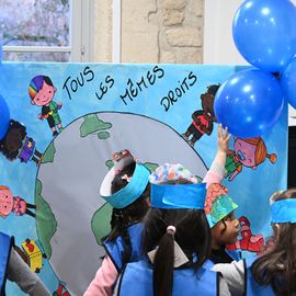 "Bien dans son corps, bien dans sa tête et bien dans sa Ville": autour de ces thématiques, du 14 au 19 novembre, Villejuif a mis en valeur le bien-être de l’enfant.De nombreuses activités étaient organisées dans toute la ville pour que les enfants puissent s’amuser, s’informer et partager un beau moment autour de leurs droits: ateliers, quizz, activités sportives, jeu de piste, chorale...