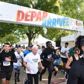 Une grande fête du sport avec près de 1500 coureur·se·s sur les 5/10km, courses jeunes et familles.Les vainqueurs des 10km ont battu le record de l'épreuve, avec la 8e meilleure performance mondiale chez les femmes!1700 euros ont été reversés à l’association Une maison au cœur de la vie, qui vient en aide aux familles dont les enfants sont hospitalisés à l’Institut Gustave-Roussy. Un grand merci aux 150 bénévoles, aux associations villejuifoises, et à tous les services de la ville.[Photos ©Anja Simonet / ©Raphaël Garnier]