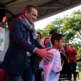 Une grande fête du sport avec près de 1500 coureur·se·s sur les 5/10km, courses jeunes et familles.Les vainqueurs des 10km ont battu le record de l'épreuve, avec la 8e meilleure performance mondiale chez les femmes!1700 euros ont été reversés à l’association Une maison au cœur de la vie, qui vient en aide aux familles dont les enfants sont hospitalisés à l’Institut Gustave-Roussy. Un grand merci aux 150 bénévoles, aux associations villejuifoises, et à tous les services de la ville.[Photos ©Anja Simonet / ©Raphaël Garnier]