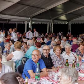 Une journée de fête pour les Seniors avec déjeuner festif abrité, spectacles et musique, dans une ambiance de guinguette conviviale et champêtre!