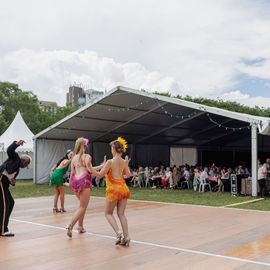 Une journée de fête pour les Seniors avec déjeuner festif abrité, spectacles et musique, dans une ambiance de guinguette conviviale et champêtre!