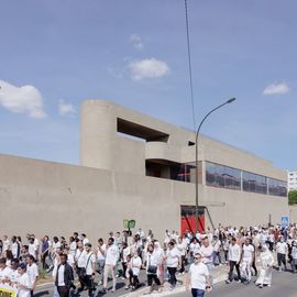 L’émotion était vive ce mercredi 6 juillet à l’occasion de la grande marche blanche organisée en la mémoire de Zinédine, jeune Villejuifois âgé de 16 ans mortellement fauché par un automobiliste vendredi dernier.Près d’un millier de personnes (famille, proches, amis, voisins, camarades du lycée, membres des clubs de football, citoyens…) sont venus lui rendre hommage. Tous vêtus de blanc, ils ont sillonné les rues de la ville entre le quartier Lamartine où il vivait et le stade Karl-Marx.[Photos Alex Bonnemaison] 