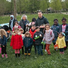 La traditionnelle chasse aux œufs du Secours populaire a encore eu du succès auprès des enfants, malgré la météo capricieuse. Une centaine de bambins bottés, de nombreux Villejuifois, bénévoles et l'équipe de la ludomobile, étaient de la partie de chasse pour financer une mission internationale. [photos: Xiwen Wang]