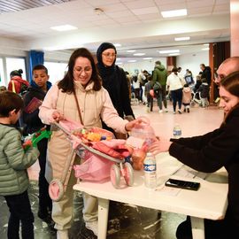 Encore un franc succès pour la Trocante des Parents !Après avoir déposé des objets devenus inutiles pendant les semaines précédant l'évènement, plus de 120 familles ont pu, ce dimanche 2 avril, utiliser leurs points ainsi récoltés pour venir chercher de nouveaux objets pour leurs enfants:jeux et jouets, vêtements, accessoires de puériculture...[photos Lucile Cubin]