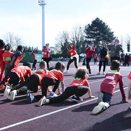 Les enfants des écoles élémentaires de Villejuif ont défilé sur la piste du stade Louis-Dolly pour la Course d'Endurance scolaire. Bravo à tous les élèves qui ont compté les tours pour finir leur course et obtenir leur diplôme, leur sticker et leur goûter bien mérité ! Un évènement en partenariat avec l’Éducation nationale organisé par les enseignants, les agents et les clubs sportifs de la Ville. [Photos Lucile Cubin]