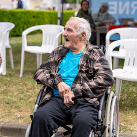 Samedi 17 mai, l’Hôpital Paul Brousse proposait un moment festif ouvert à tous : la fête de la gériatrie.L’occasion pour les patients et leurs familles de se partager un après-midi riche en rencontres et animations : parcours olympique, tir à l’arc, animation musicale, jeux en bois, maquillage, coiffure.. mais aussi buvette, brocante, tombola, stands d’artisanat et buvette ! [photos Xiwen Wang]
