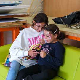 Les habitants du quartier Nord-Est sont venus très nombreux à la Maison Pour Tous Jules Vallès ce week-end pour célébrer entre amis ou voisins ou en famille... l'anniversaire de cet équipement public et de proximité historique inauguré en 1972.Au programme: visite théâtralisée, jeux, fresque collaborative, concert...[Photos Sylvie Grima]