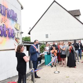 Sous l’impulsion de la municipalité, 7 associations se sont regroupées dans un même lieu pour créer une auberge culturelle permettant de fédérer le tissu associatif et de favoriser le vivre-ensemble dans le quartier.