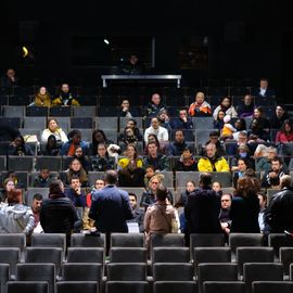 Une centaine de nouveaux Villejuifois, parmi lesquels de nombreuses jeunes familles, se sont retrouvées devant la médiathèque samedi 1er octobre pour visiter leur nouvelle ville (ballade en Tuk-tuk et visite du Théâtre...), recevoir leur kit de bienvenue et rencontrer leurs élu·e·s et partager leurs problématiques quotidiennes.[Photos Sylvie Grima]