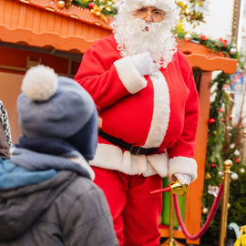 Retour en images sur le Marché de Noël en centre-ville samedi et dimanche, avec ses nombreuses animations organisées par la Ville et l'association Les commerçants de Villejuif: fanfares, Père Noël, cracheurs de feu, spectacle lumineux...[photos Xiwen Wang / Direction de la communication]