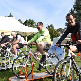 Une grande fête du sport avec près de 1500 coureur·se·s sur les 5/10km, courses jeunes et familles.Les vainqueurs des 10km ont battu le record de l'épreuve, avec la 8e meilleure performance mondiale chez les femmes!1700 euros ont été reversés à l’association Une maison au cœur de la vie, qui vient en aide aux familles dont les enfants sont hospitalisés à l’Institut Gustave-Roussy. Un grand merci aux 150 bénévoles, aux associations villejuifoises, et à tous les services de la ville.[Photos ©Anja Simonet / ©Raphaël Garnier]