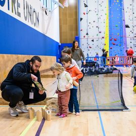 "Bien dans son corps, bien dans sa tête et bien dans sa Ville": autour de ces thématiques, du 14 au 19 novembre, Villejuif a mis en valeur le bien-être de l’enfant.De nombreuses activités étaient organisées dans toute la ville pour que les enfants puissent s’amuser, s’informer et partager un beau moment autour de leurs droits: ateliers, quizz, activités sportives, jeu de piste, chorale...