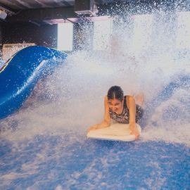 Zoom sur 3 activités enfance et jeunesse:▪️ Surf à Paris▪️ Initiation au pilotage de drones▪️ Sortie à la Ferme Pédagogique[Photos Alex Bonnemaison / Anja Simonet / Xiwen Wang]