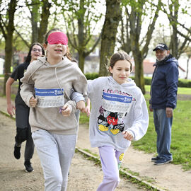 Dans le cadre de la semaine olympique et paralympique, mardi 2 avril, une centaine d’élèves de 6e de 4 collèges de Villejuif ont organisé dans le parc des hautes Bruyères une course en binôme avec un élève-guideur et un élève-guidé, les yeux masqués pour simuler le handicap. La course contre la faim vise à récolter des fonds pour Action contre la faim, pour des projets alimentaires dans le cadre de la solidarité internationale. [photos Lucile Cubin]