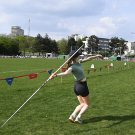 Plus de 500 athlètes ont répondu présents pour transpirer sous les premières chaleurs du printemps et les efforts fournis sur la piste du stade Louis Dolly ce samedi 26 avril. Un nouveau succès pour cette 8e édition du Meeting d'Athlétisme, un évènement organisé par l'ASFI Villejuif Athlétisme et ses nombreux bénévoles, avec la Ville de Villejuif. [photos Lucile Cubin]