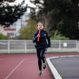 296 tours de piste bouclés lors du relais solidaire au stade Louis Dolly où des centaines de bénévoles, parents et enfants se sont rassemblés pour courir ensemble et découvrir de nouvelles activités sportives, sous le signe de la solidarité et de l’entraide.[Photos Alexandre Bonnemaison]