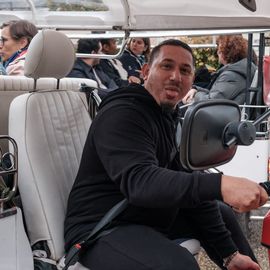 Une centaine de nouveaux Villejuifois, parmi lesquels de nombreuses jeunes familles, se sont retrouvées devant la médiathèque samedi 1er octobre pour visiter leur nouvelle ville (ballade en Tuk-tuk et visite du Théâtre...), recevoir leur kit de bienvenue et rencontrer leurs élu·e·s et partager leurs problématiques quotidiennes.[Photos Sylvie Grima]