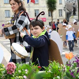 Un carnaval sur le thème du printemps pour les Accueils de Loisirs qui ont défilé dans Villejuif pour mettre de la couleur dans les rues.