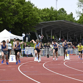 Plus de 500 athlètes ont répondu présents pour transpirer sous les premières chaleurs du printemps et les efforts fournis sur la piste du stade Louis Dolly ce samedi 26 avril. Un nouveau succès pour cette 8e édition du Meeting d'Athlétisme, un évènement organisé par l'ASFI Villejuif Athlétisme et ses nombreux bénévoles, avec la Ville de Villejuif. [photos Lucile Cubin]