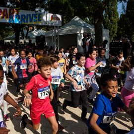 Une grande fête du sport avec près de 1500 coureur·se·s sur les 5/10km, courses jeunes et familles.Les vainqueurs des 10km ont battu le record de l'épreuve, avec la 8e meilleure performance mondiale chez les femmes!1700 euros ont été reversés à l’association Une maison au cœur de la vie, qui vient en aide aux familles dont les enfants sont hospitalisés à l’Institut Gustave-Roussy. Un grand merci aux 150 bénévoles, aux associations villejuifoises, et à tous les services de la ville.[Photos ©Anja Simonet / ©Raphaël Garnier]