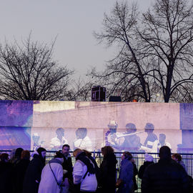 Vous étiez plusieurs centaines samedi 2 décembre à braver le froid pour célébrer la mémoire de ce quartier bientôt transformé : exposition, goûter, fanfare, projections géantes, et impressionnante traversée du quartier sur un fil tendu à 27m de haut![photos Alex Bonnemaison]