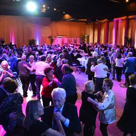 Danse ou spectacle, mais toujours autour d'un repas festif, 2 façons de se retrouver et commencer l'année dans la joie et la convivialité.