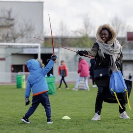 296 tours de piste bouclés lors du relais solidaire au stade Louis Dolly où des centaines de bénévoles, parents et enfants se sont rassemblés pour courir ensemble et découvrir de nouvelles activités sportives, sous le signe de la solidarité et de l’entraide.[Photos Alexandre Bonnemaison]