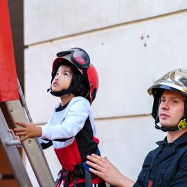 Escalader la grande échelle, traverser un tunnel enfumé, manier la lance à incendie, s'initier aux gestes de 1ers secours ou monter dans un vrai camion de pompier... les portes ouvertes du centre de secours de Villejuif ont ouvert un monde merveilleux aux petits et grands venus découvrir ce lieu emblématique !