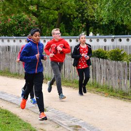 Le 9 mai, les collégiens ont couru dans le parc des Hautes Bruyères au profit de l'association Action Contre la Faim.Les élèves devaient rechercher des parrains (familles, voisins, proches, etc) qui les sponsorisent pour la course, en fonction du nombre de tours effectués!