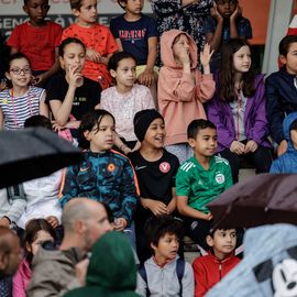 Malgré la pluie, les élèves ont enchainé les tours de piste au stade Louis Dolly lors de la traditionnelle course d'endurance.[Photo Alex Bonnemaison]