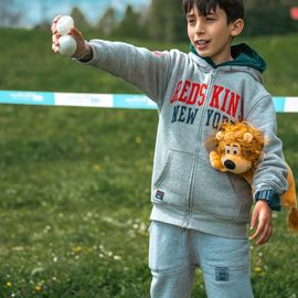 La traditionnelle chasse aux œufs du Secours populaire a encore eu du succès auprès des enfants, malgré la météo capricieuse. Une centaine de bambins bottés, de nombreux Villejuifois, bénévoles et l'équipe de la ludomobile, étaient de la partie de chasse pour financer une mission internationale. [photos: Xiwen Wang]