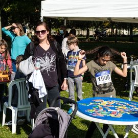 Une grande fête du sport avec près de 1500 coureur·se·s sur les 5/10km, courses jeunes et familles.Les vainqueurs des 10km ont battu le record de l'épreuve, avec la 8e meilleure performance mondiale chez les femmes!1700 euros ont été reversés à l’association Une maison au cœur de la vie, qui vient en aide aux familles dont les enfants sont hospitalisés à l’Institut Gustave-Roussy. Un grand merci aux 150 bénévoles, aux associations villejuifoises, et à tous les services de la ville.[Photos ©Anja Simonet / ©Raphaël Garnier]