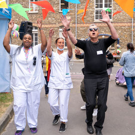 Samedi 17 mai, l’Hôpital Paul Brousse proposait un moment festif ouvert à tous : la fête de la gériatrie.L’occasion pour les patients et leurs familles de se partager un après-midi riche en rencontres et animations : parcours olympique, tir à l’arc, animation musicale, jeux en bois, maquillage, coiffure.. mais aussi buvette, brocante, tombola, stands d’artisanat et buvette ! [photos Xiwen Wang]