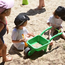 Près de 250 enfants des accueils de loisirs ont profité des jardins et jeux d'eau au stade nautique Youri-Gagarine. Plusieurs ateliers étaient proposés sous le thème de la "kermesse féérique".