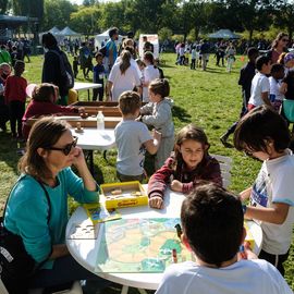 Une grande fête du sport avec près de 1500 coureur·se·s sur les 5/10km, courses jeunes et familles.Les vainqueurs des 10km ont battu le record de l'épreuve, avec la 8e meilleure performance mondiale chez les femmes!1700 euros ont été reversés à l’association Une maison au cœur de la vie, qui vient en aide aux familles dont les enfants sont hospitalisés à l’Institut Gustave-Roussy. Un grand merci aux 150 bénévoles, aux associations villejuifoises, et à tous les services de la ville.[Photos ©Anja Simonet / ©Raphaël Garnier]