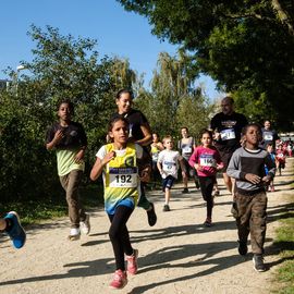 Une grande fête du sport avec près de 1500 coureur·se·s sur les 5/10km, courses jeunes et familles.Les vainqueurs des 10km ont battu le record de l'épreuve, avec la 8e meilleure performance mondiale chez les femmes!1700 euros ont été reversés à l’association Une maison au cœur de la vie, qui vient en aide aux familles dont les enfants sont hospitalisés à l’Institut Gustave-Roussy. Un grand merci aux 150 bénévoles, aux associations villejuifoises, et à tous les services de la ville.[Photos ©Anja Simonet / ©Raphaël Garnier]